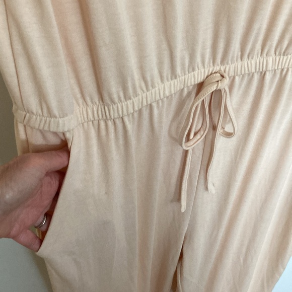 Pretty Garden, Peach color Jumpsuit, on or off shoulder. Size XL - Picture 9 of 16